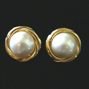 Vintage Ciner Gold Clip on Earrings